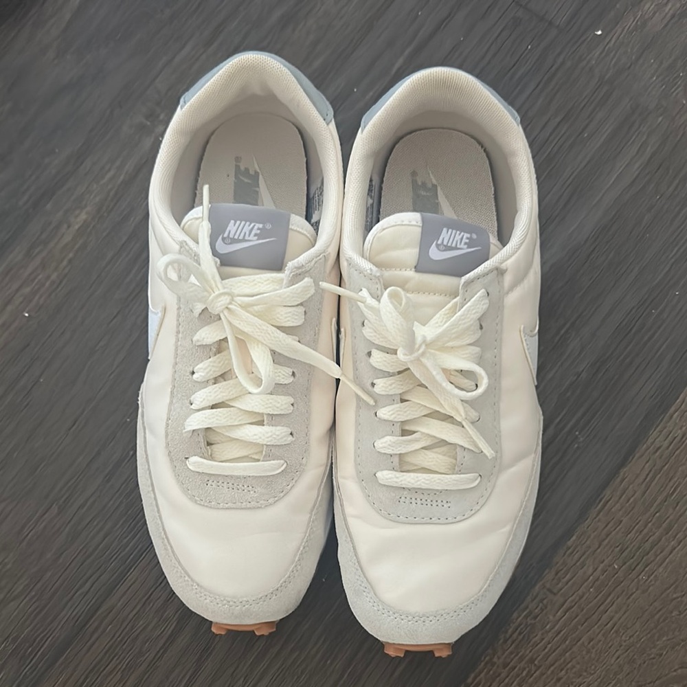 Nike Women's Cream Sneakers size 8.5